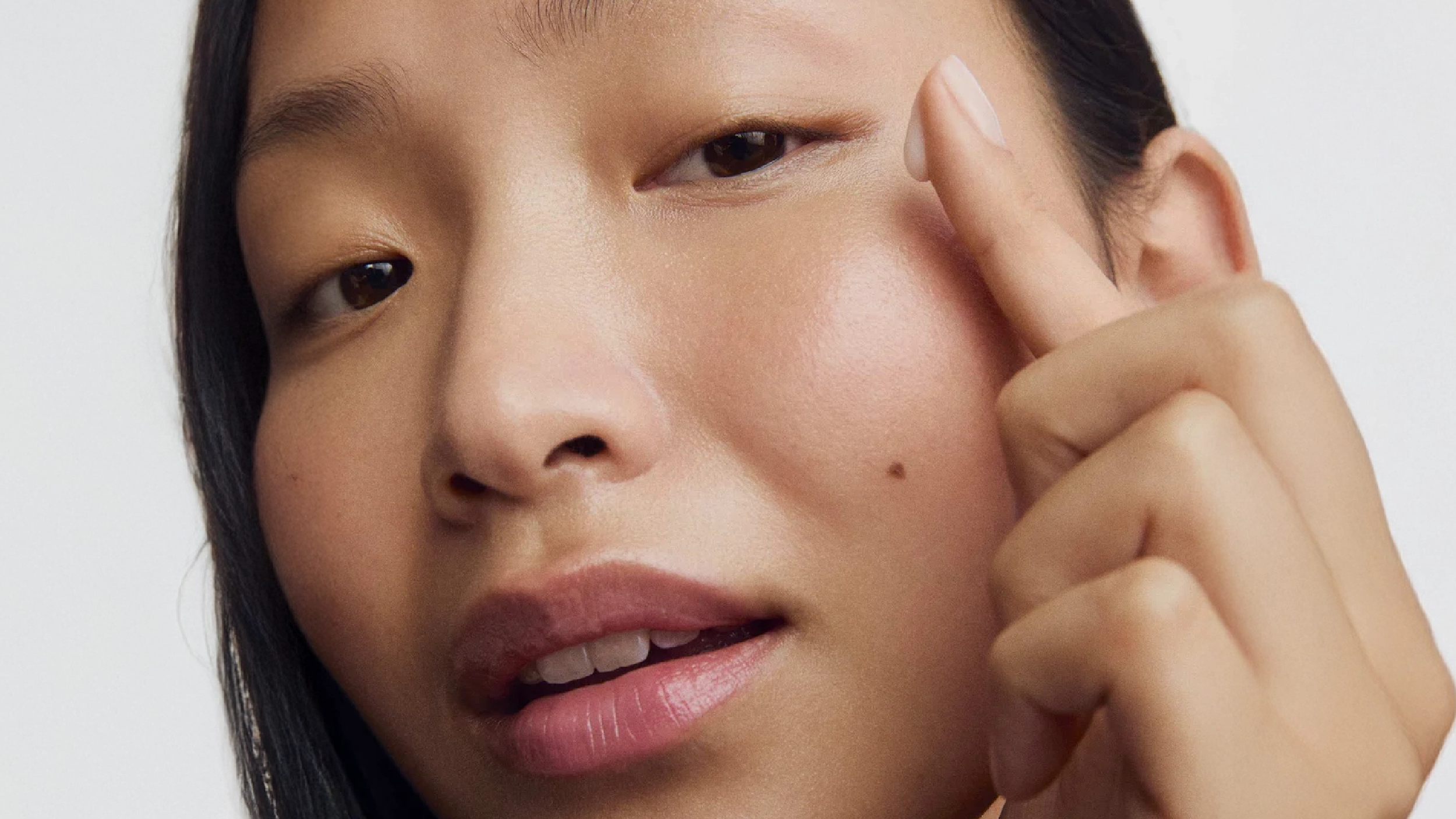 העור שמתחת לעיניים: אזור קטן עם השפעה גדולה על מראה הפנים