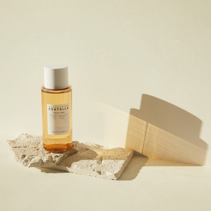 מי פנים סנטלה לצמצום קמטים והארת עור הפנים 210 מ"ל - SKIN1004