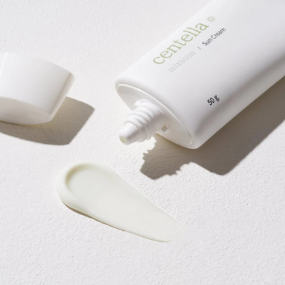 תחליב הגנה SPF50 מועשר בסנטלה להרגעת עור פנים מגורה 50 גרם - mixsoon