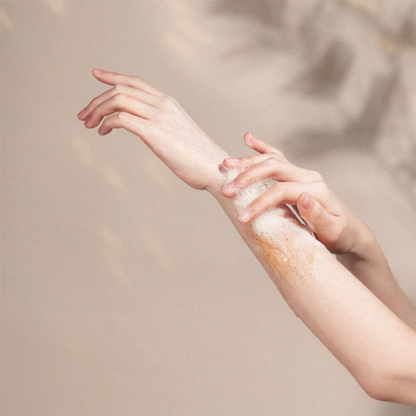 ג'ל רחצה פילינג מועשר במים טרמליים בניחוח 'קוזי דרג'ילינג' לניקוי הגוף 500 מ"ל - KUNDAL