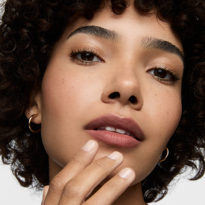 עיפרון שפתיים עמיד ופיגמנטי בעל מרקם קרמי ורך - אינגלוט