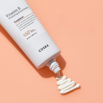 קרם הגנה ויטמין E בעל SPF50+ שאינו משאיר סימנים לבנים על עור הפנים 50 מ"ל - COSRX