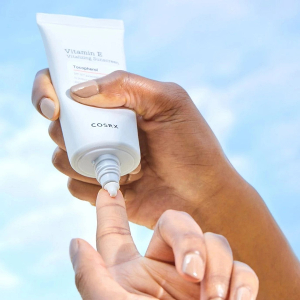 קרם הגנה ויטמין E בעל SPF50+ שאינו משאיר סימנים לבנים על עור הפנים 50 מ"ל - COSRX