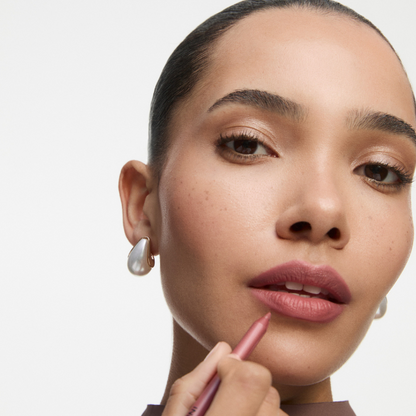 עיפרון שפתיים עמיד ופיגמנטי בעל מרקם קרמי ורך - אינגלוט