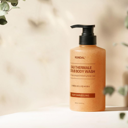 ג'ל רחצה פילינג מועשר במים טרמליים בניחוח 'קוזי דרג'ילינג' לניקוי הגוף 500 מ"ל - KUNDAL