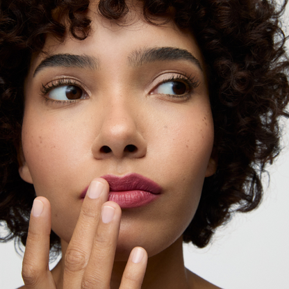 עיפרון שפתיים עמיד ופיגמנטי בעל מרקם קרמי ורך - אינגלוט