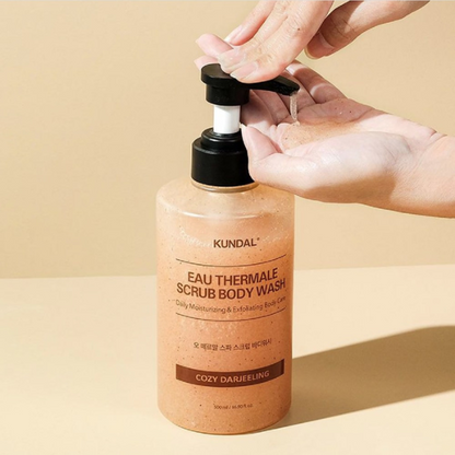 ג'ל רחצה פילינג מועשר במים טרמליים בניחוח 'קוזי דרג'ילינג' לניקוי הגוף 500 מ"ל - KUNDAL