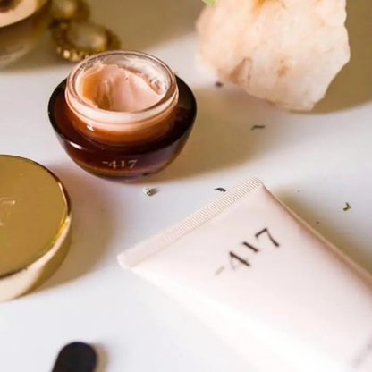 קרם פנים טבעוני למילוי, טיפול והחלקה מיידית של קמטי הבעה והתבגרות 30 מ"ל - מינוס 417