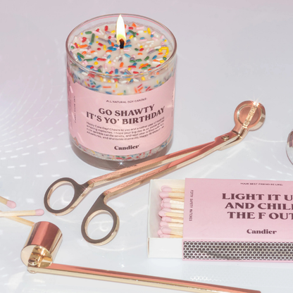 נר סויה 'GO SHAWTY IT'S YO' BIRTHDAY' בעיצוב עוגת יום הולדת 255 גרם - Candier