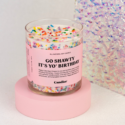 נר סויה 'GO SHAWTY IT'S YO' BIRTHDAY' בעיצוב עוגת יום הולדת 255 גרם - Candier