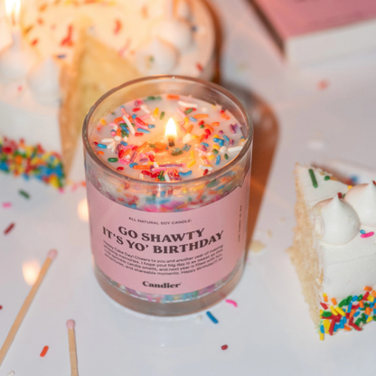 נר סויה 'GO SHAWTY IT'S YO' BIRTHDAY' בעיצוב עוגת יום הולדת 255 גרם - Candier