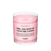 נר סויה 'Girl, You Need To Calm The F Down' בעיצוב ורוד 255 גרם - Candier