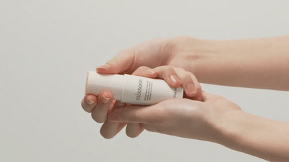 סטיק המועשר בתמצית סויה המעניק בוסט של לחות לעור הפנים - mixsoon