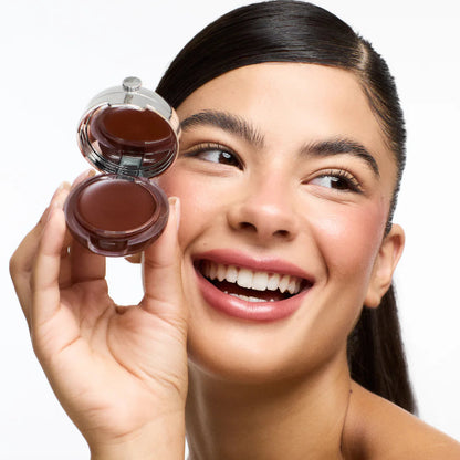 גלוס מוצק 'ליפ צ'יק טינט' בגוון בארי פטל שזוף, מעניק לחות ומראה סמוק - עדה לזורגן